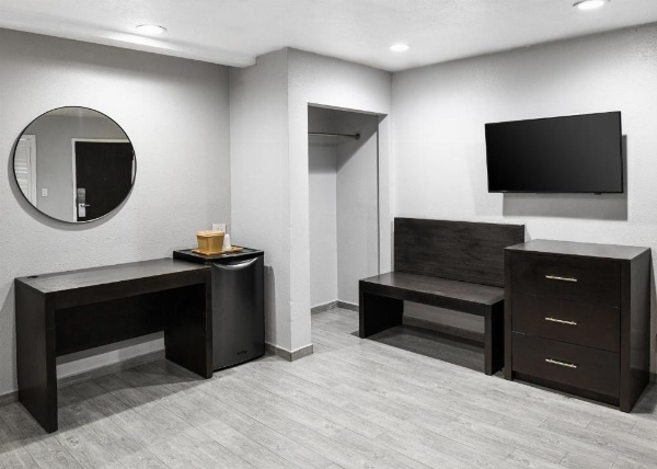 Hollywood Inn Express LAX image 21