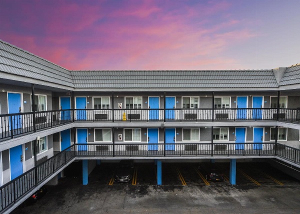 Hollywood Inn Express LAX image 4